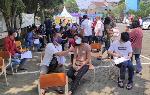 Bapk Junaedi menghantar anaknya--